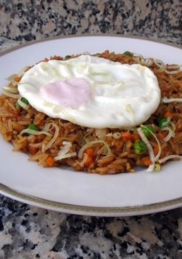 Una foto de Nasi goreng o arroz frito indonesio