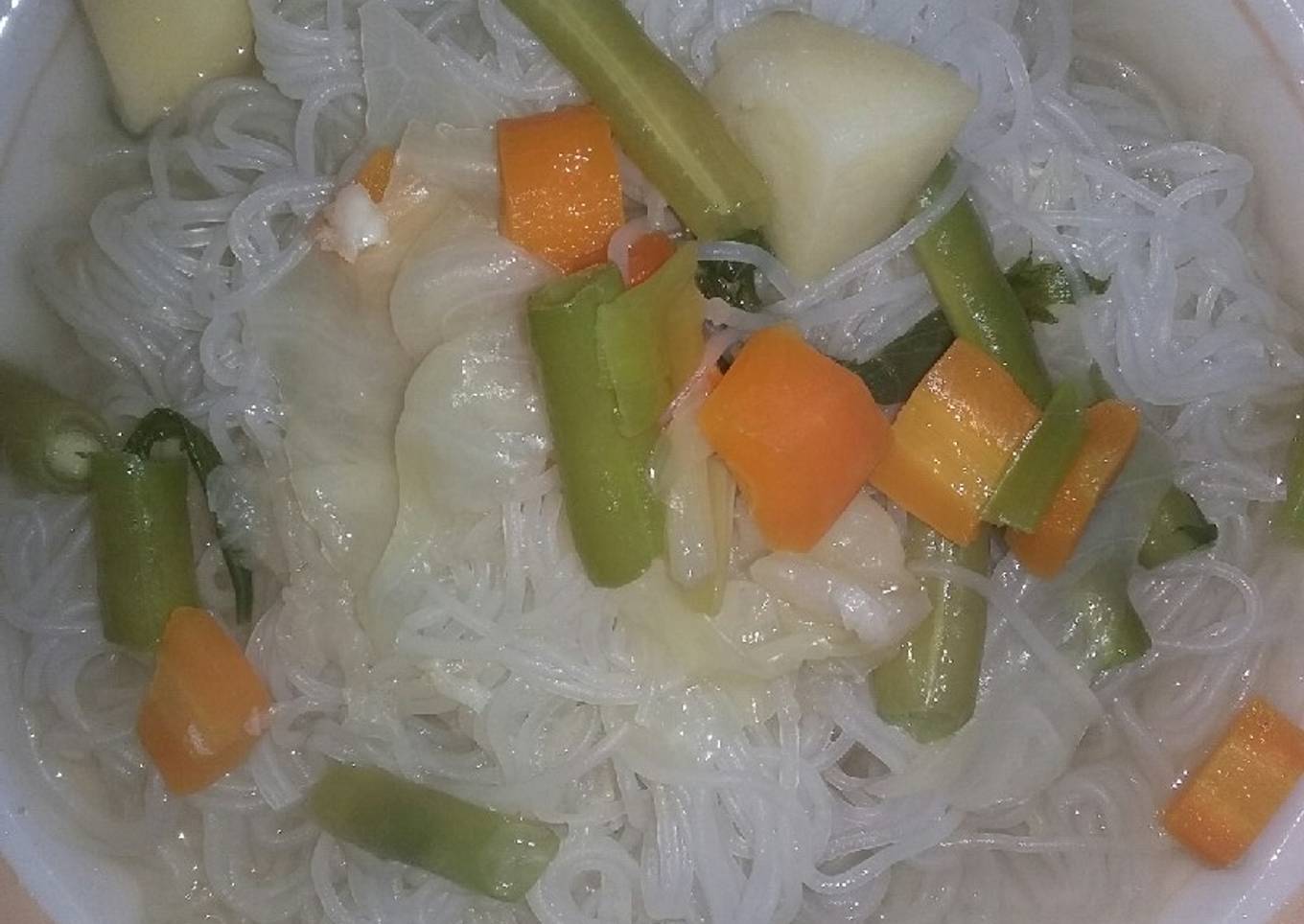 Sup sayur dengan bihun