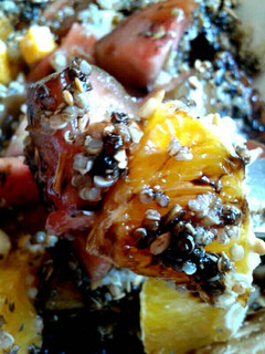 Una foto de Ensalada de tomate, naranja y quinoa