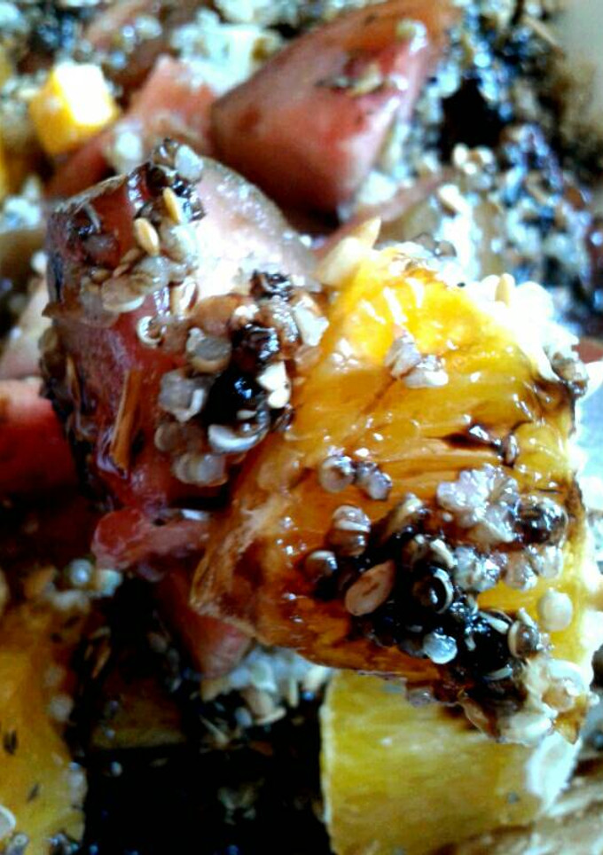 Una foto de Ensalada de tomate, naranja y quinoa
