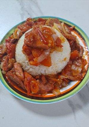 Hình của món Cơm nếp thịt vịt hun khói xào cà chua.