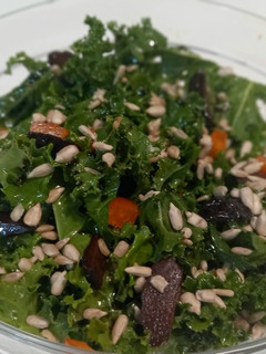 Una foto de Ensalada de Kalé y etcéteras exquisitos