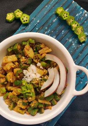 आलू भेंडी (aloo bhindi recipe in marathi) रेसिपी चे मुख्य फोटो 