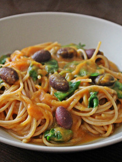 Una foto de Pasta con salsa de calabaza y aceitunas negras