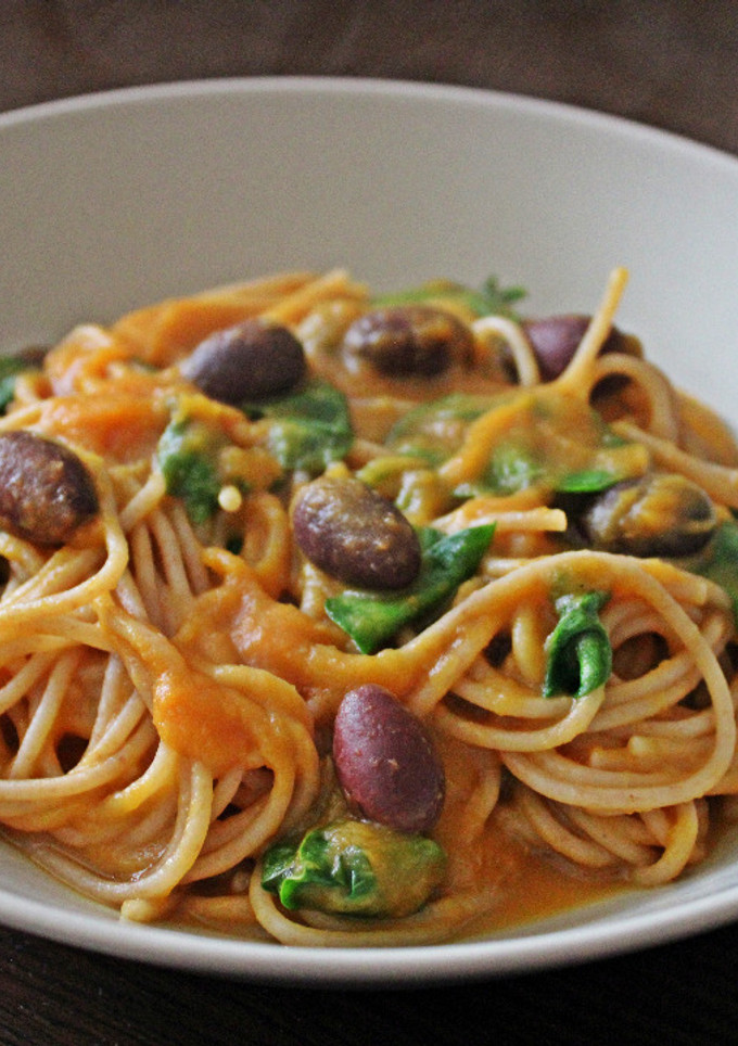 Una foto de Pasta con salsa de calabaza y aceitunas negras