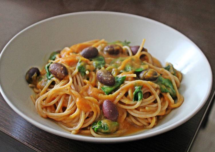 Pasta con salsa de calabaza y aceitunas negras