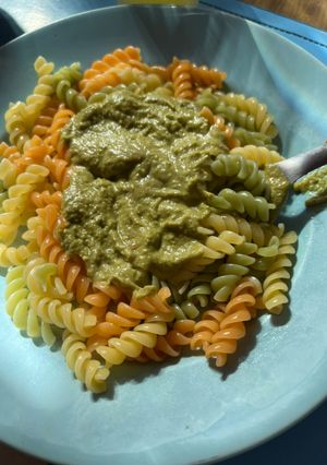 Una foto de Salsa de paltas con pasta seca
