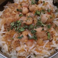 A picture of Chole chawal.