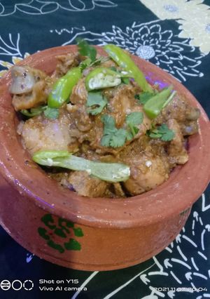 A picture of Mughlai badami chicken masala boti.