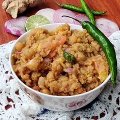 A picture of Delhi Street style Matra matar chaat.