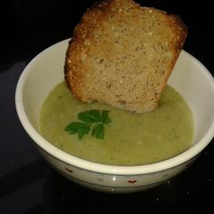 A picture of Low fat broccoli and leek soup.