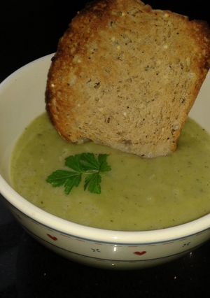 A picture of Low fat broccoli and leek soup.