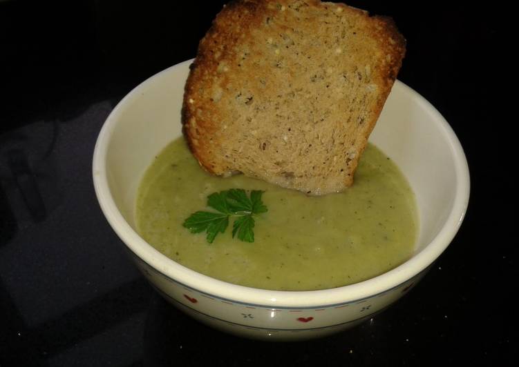 Low fat broccoli and leek soup