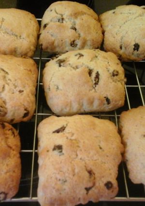 A picture of Irmgards Raisin Vanilla Scones ☺.