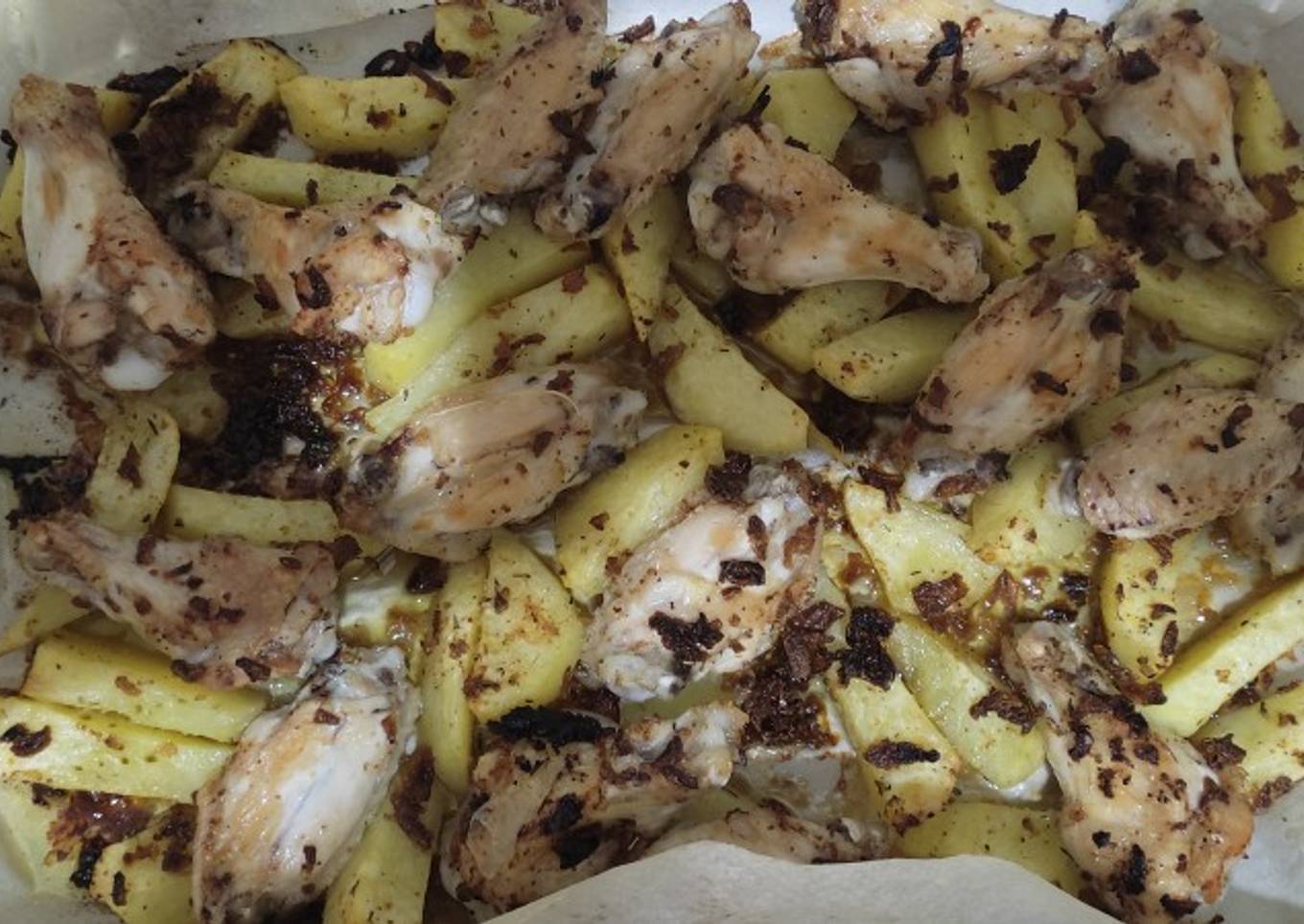 Patatas y alitas de pollo