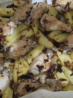 Una foto de Patatas y alitas de pollo