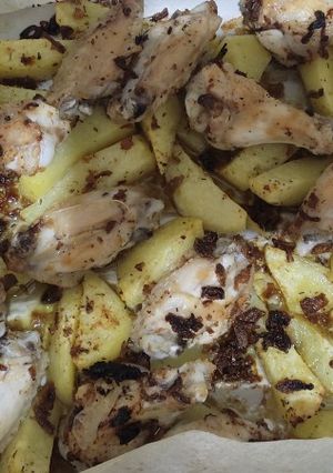 Una foto de Patatas y alitas de pollo