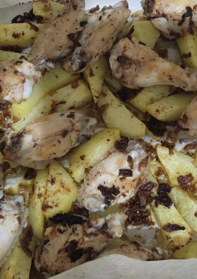 Una foto de Patatas y alitas de pollo
