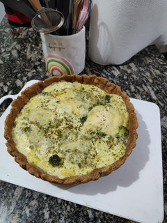 Una foto de Tarta de brócoli y queso🥦 con masa casera 🤍