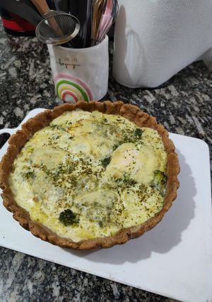 Una foto de Tarta de brócoli y queso🥦 con masa casera 🤍