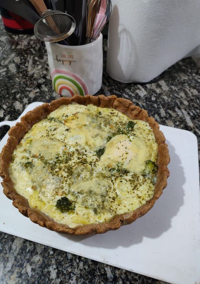 Una foto de Tarta de brócoli y queso🥦 con masa casera 🤍