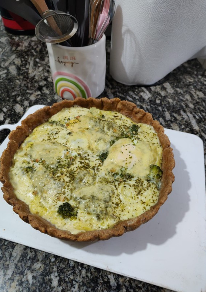 Una foto de Tarta de brócoli y queso🥦 con masa casera 🤍