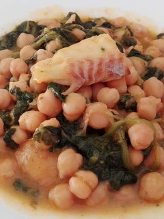 Una foto de Potaje de garbanzos con bacalao y espinacas