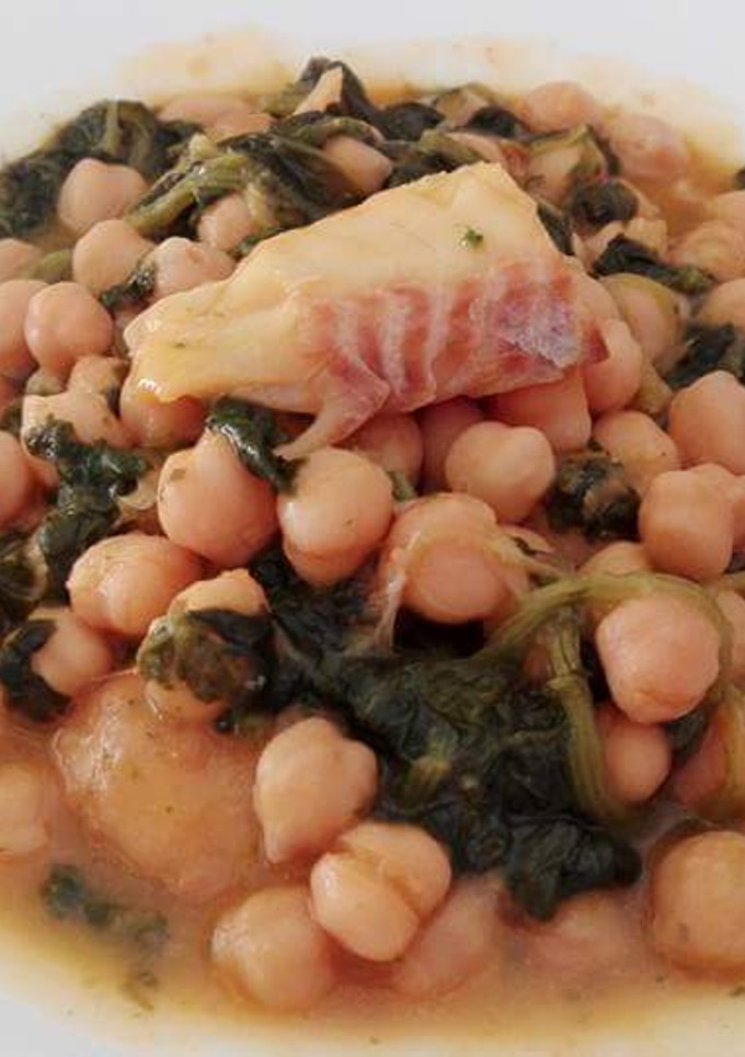 Una foto de Potaje de garbanzos con bacalao y espinacas
