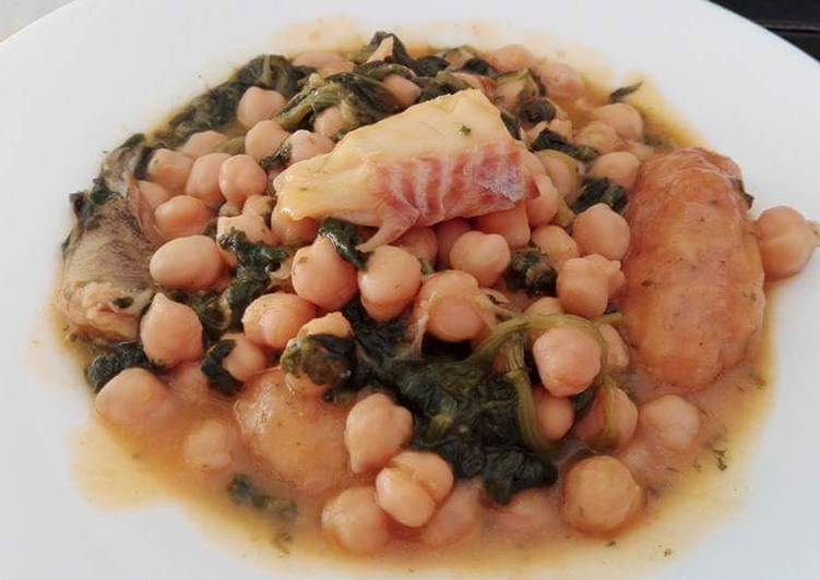 Potaje de garbanzos con bacalao y espinacas
