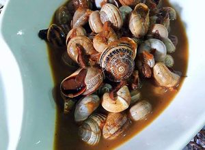 Foto principal de Caracoles en salsa de hierbas aromáticas y plantas medicinales