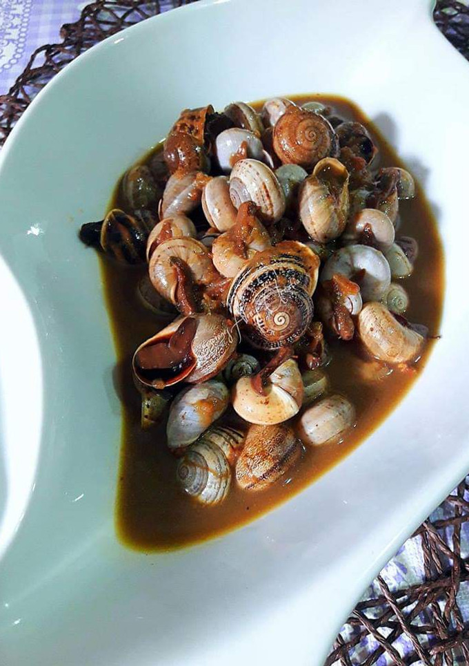 Una foto de Caracoles en salsa de hierbas aromáticas y plantas medicinales
