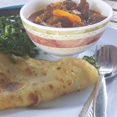 A picture of Chapati and beef stew.