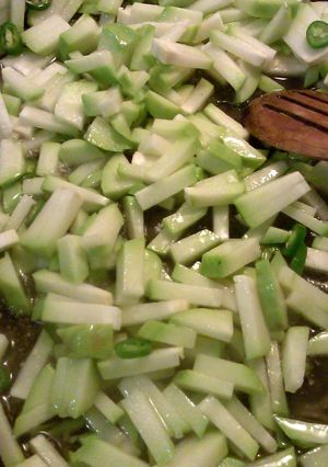 A picture of huevos con chayote.