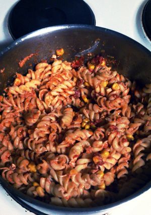 A picture of Chicken,tomato,feta,corn pasta.