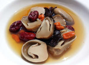 A picture of Mushroom In Essence Of Chicken Broth.