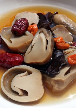 A picture of Mushroom In Essence Of Chicken Broth.