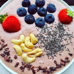 Berry-oat-cashew breakfast bowl A picture of Berry-oat-cashew breakfast bowl.