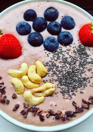 A picture of Berry-oat-cashew breakfast bowl.