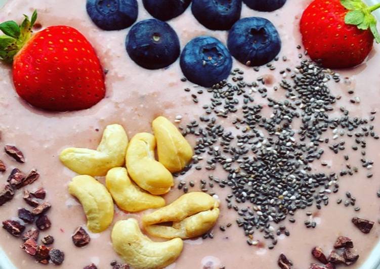 Berry-oat-cashew breakfast bowl