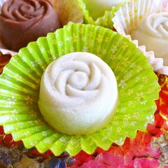 A picture of Bing Pi Yue Bing - Rose Daifuku.