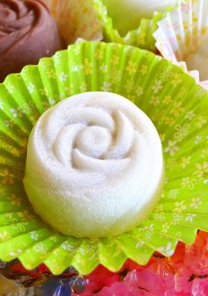A picture of Bing Pi Yue Bing - Rose Daifuku.