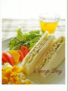 A picture of Boiled Chicken Basil Chicken Sandwich.