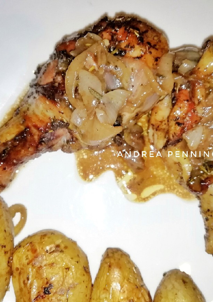 Una foto de Muslos de pollo con hierbas aromáticas