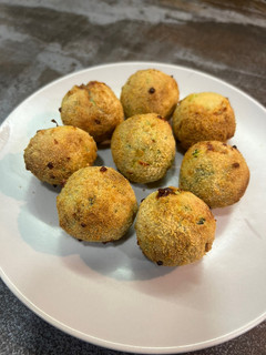 Una foto de Bolitas de calabacín y queso
