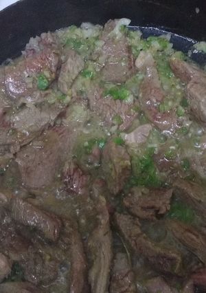 Una foto de Guiso de carne y arroz sencillo y sabroso
