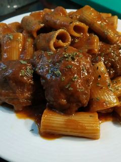 Una foto de Carrilleras al vino tinto con pasta
