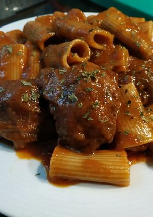 Una foto de Carrilleras al vino tinto con pasta
