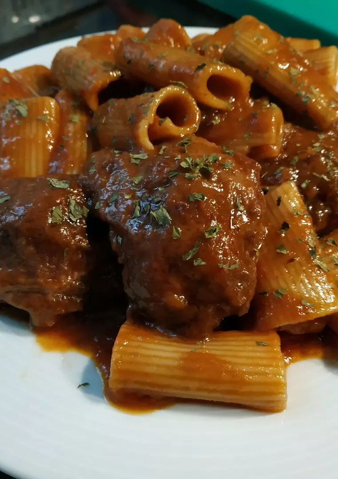 Una foto de Carrilleras al vino tinto con pasta