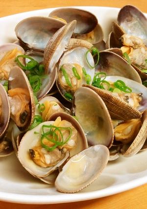 A picture of Sake Steamed Manila Clams.