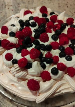 Une photo de Pavlova aux fruits rouges